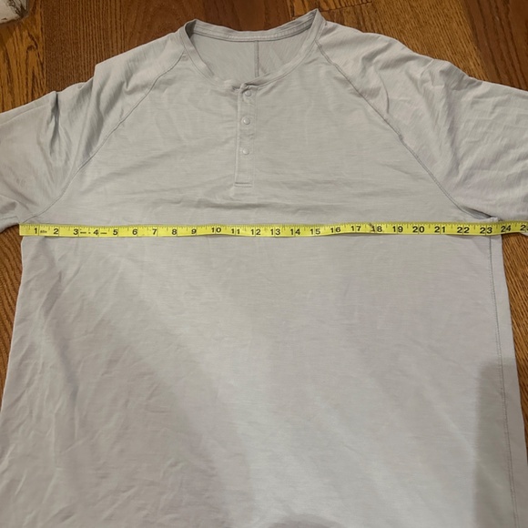 Lululemon Athletic Lightweight Henley Gray Short Sleeve Shirt Men Size 2XL - Picture 5 of 6
